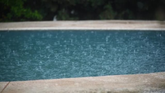 Starker Regen auf dem Pool，Provinz Alicante，Costa 