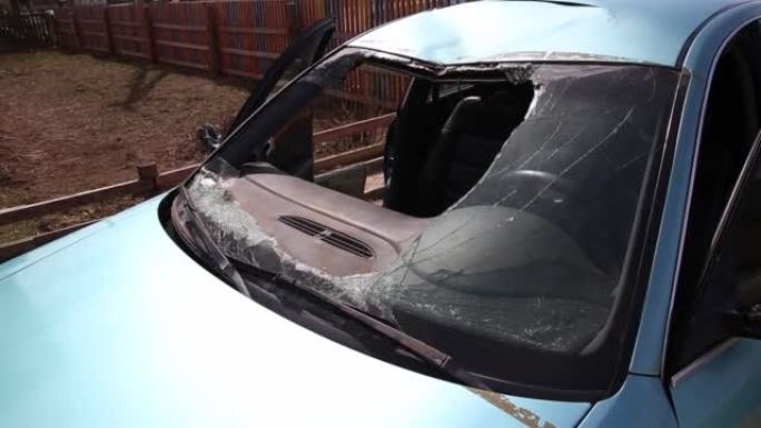 与行人相撞并发生车祸后，汽车的挡风玻璃破裂。道路安全，汽车保险