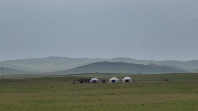 航拍草原上的蒙古包