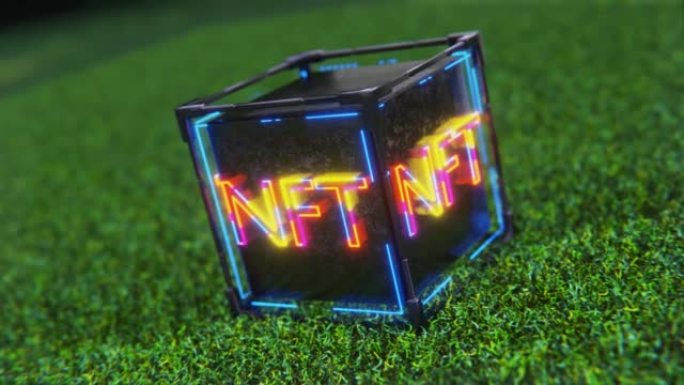 区块链绿色技术概念生态、技术。相机绕着一个立方体旋转，上面刻有NFT字样。不可替代的NFT代币