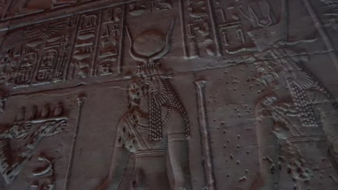 埃及阿斯旺神庙菲莱象形文字雕刻在废墟墙上的女神崇拜艺术