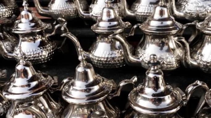 摩洛哥马拉喀什麦地那露天市场的一家商店里的传统摩洛哥茶壶。