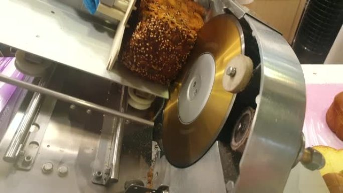 面包切片机在切片慢动作中工作切割
