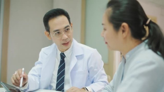 亚洲医生向病人家属解释了一些信息。