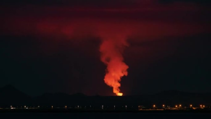 雷克雅未克冰岛夜间的交通喷发，冒出红烟