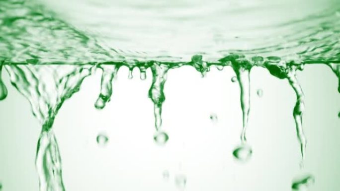 绿色液体从玻璃表面流下来