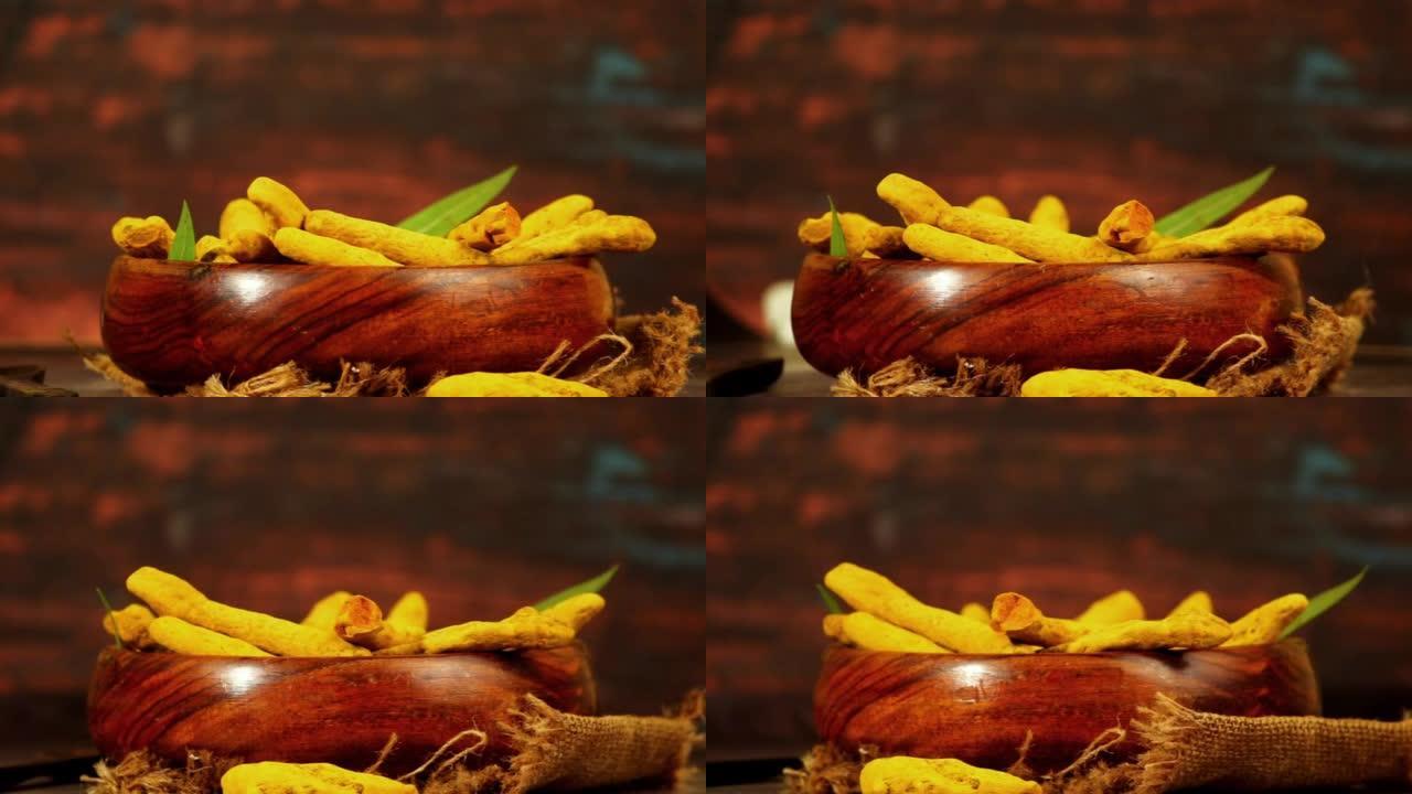 木质背景上的干姜黄和新鲜姜黄，具有复制空间，姜黄旋转，具有选择性聚焦