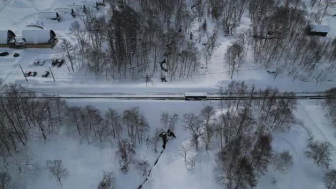 日本新雪谷公路上公共汽车的空中跟踪镜头