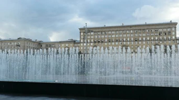 城市喷泉，建筑物背景下垂直喷水的水墙