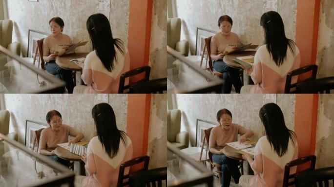 两位泰国资深成年人谈论并分享了感兴趣的菜单。