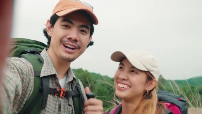 幸福的夫妇在大自然中进行视频通话徒步旅行。