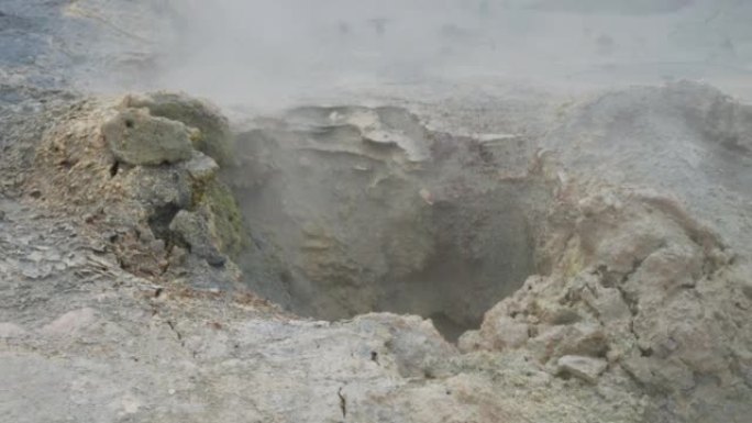 在Myvatn湖附近的Hverir地热区蒸喷气孔。冰岛