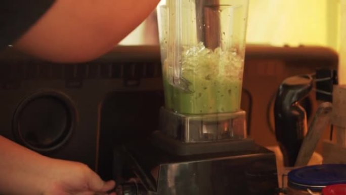 皮颖正在用电动搅拌器制作绿茶奶昔，为假期制作健康饮料。
