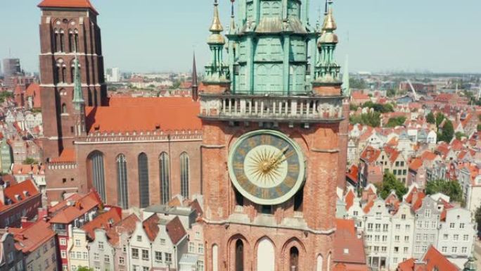 中世纪欧洲城市格但斯克的一座中世纪钟楼和一座古老教堂的鸟瞰图。波兰。