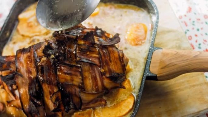 苹果酒配方烤培根包裹猪腰肉。在烤盘上煮熟的猪肉