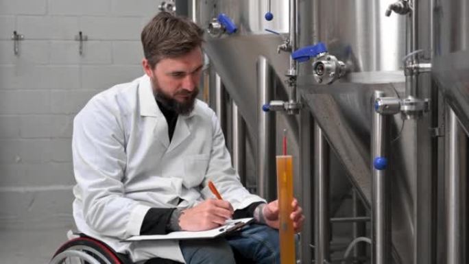 专业的酿酒师控制啤酒厂的精酿啤酒生产过程，用比重计测量饮料密度。高质量4k镜头