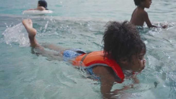 一群非洲儿童在游泳池游泳。
