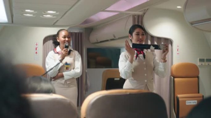 空姐正在演示如何在客机上使用这些设备。