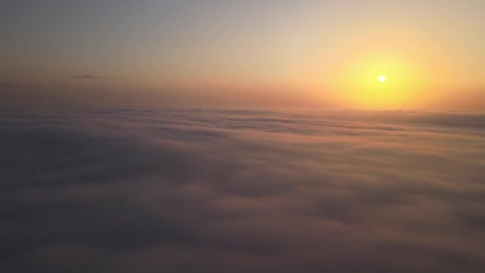 傍晚暴雨前形成的浓密浮肿积云高空飞机窗的鸟瞰图