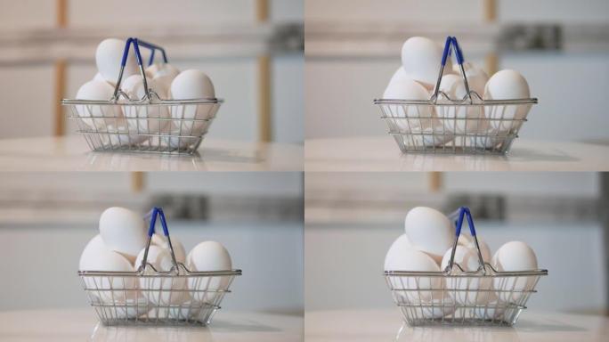 超市的购物车里的鸡蛋。鸡蛋在桌子上旋转。带鸡蛋的杂货车