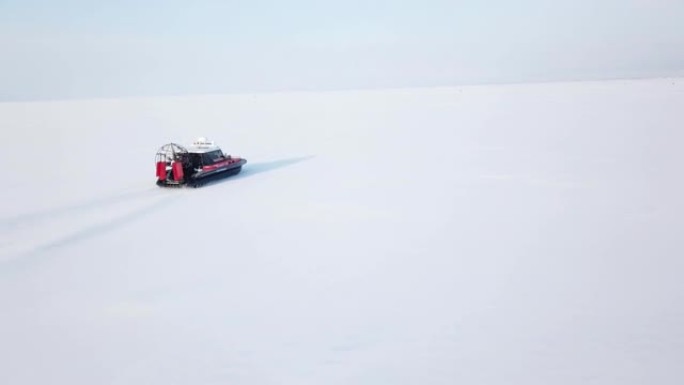 救援气垫船在冬季风景鸟瞰图的白雪皑皑的白色表面上行驶