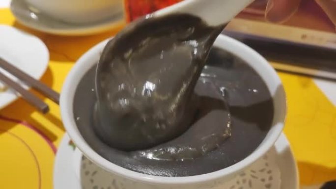 黑芝麻甜品汤在香港流行街头美食