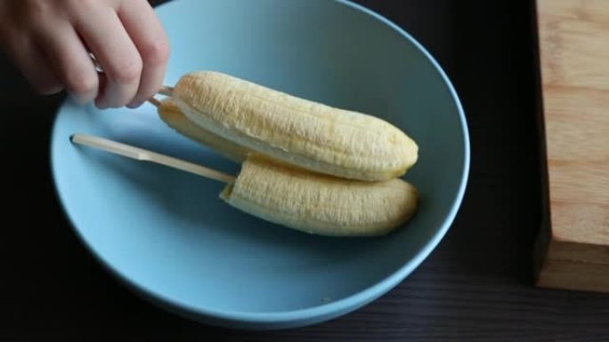 孩子在家用餐前剥香蕉