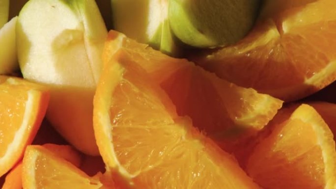 夏季水果盘，多汁的新鲜橘子和苹果切成薄片。