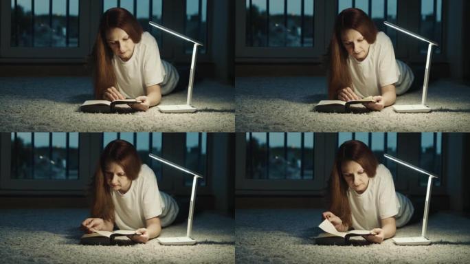 一个女人正在灯的光下看书。