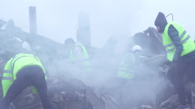 救援人员在地震后拆除瓦砾