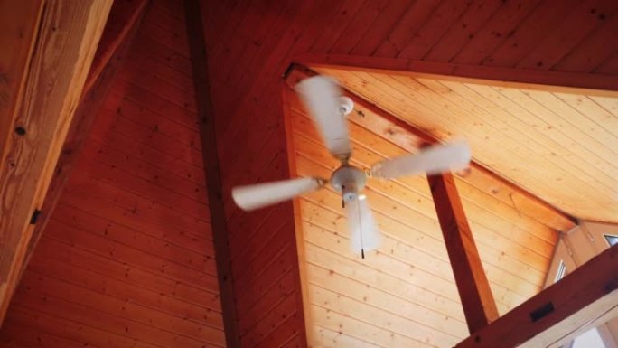 木制天花板。吊灯风扇在运行。吊灯风扇在天花板上运行。风扇吊灯