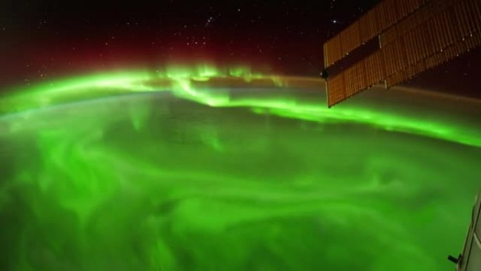 Auroras照亮了国际空间站ISS的外太空视图，美国国家航空航天局的公共领域图像延时