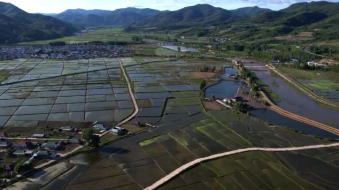 一个小村庄和农田的鸟瞰图