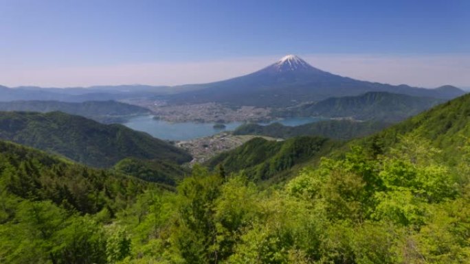 从新鲜的绿色新道山口看到富士山和川口湖