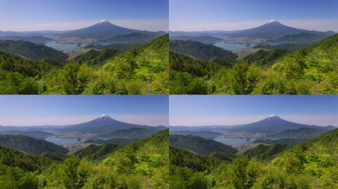 从新鲜的绿色新道山口看到富士山和川口湖