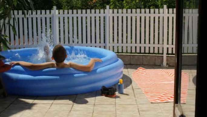 夏天的概念，快乐的男孩在外面的游泳池里玩得开心