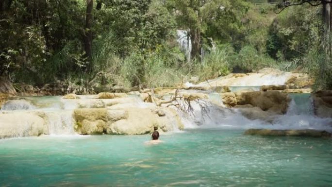 在墨西哥恰帕斯州的El Chiflon瀑布游泳的女人