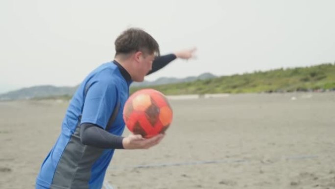沙滩足球运动员掷球