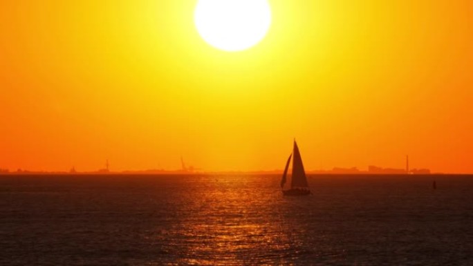 船在安静的水中航行，在明亮的傍晚阳光下拍摄高对比度