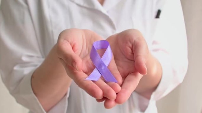 国际癫痫的一天。穿大衣的医生拿着紫色丝带。对阿尔茨海默病、胰腺癌、霍奇金淋巴瘤的认识。世界狼疮日和世