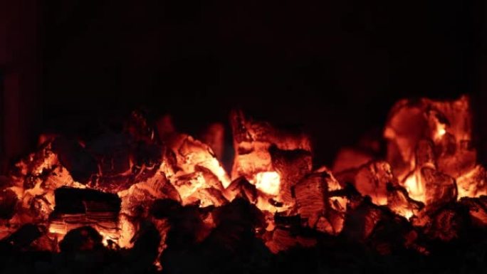 乡间别墅的柴火炉，烧柴后烧焦的余烬。