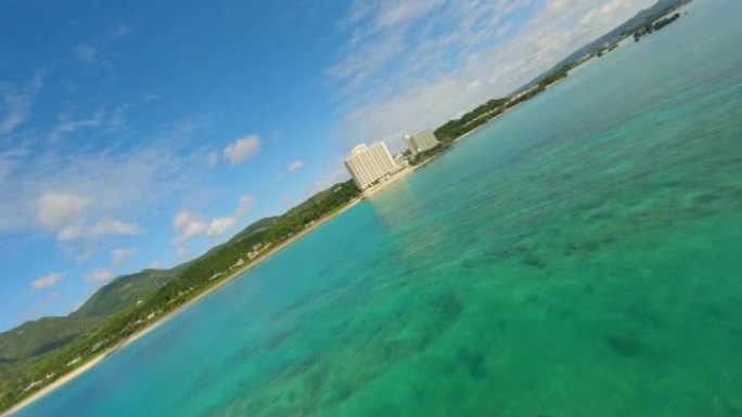 日本冲绳海滩飞越岩石和珊瑚礁的无人机镜头