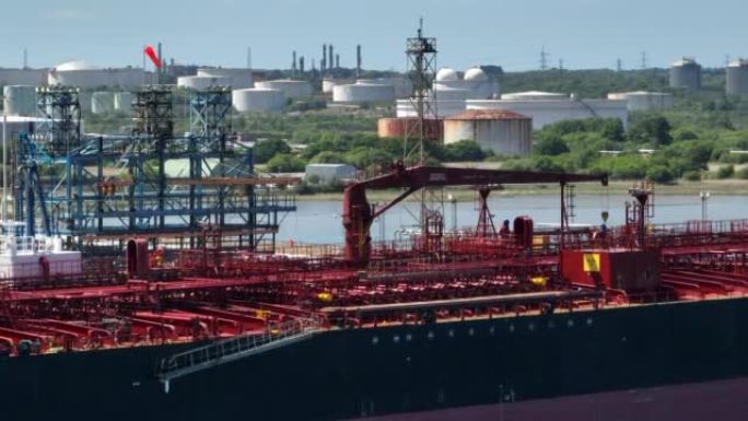 石油油轮在炼油厂港口卸载燃料和石油