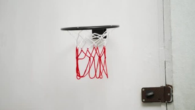 房间门上的篮球架。成功击中目标。房间里的家庭游戏