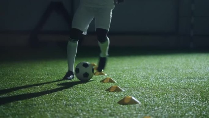 职业足球运动员运球，带球腿的特写镜头，非洲运动员训练