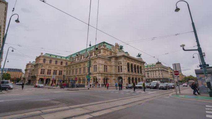时间流逝白天的交通道路和人们走在维也纳国家歌剧院前，奥地利维也纳