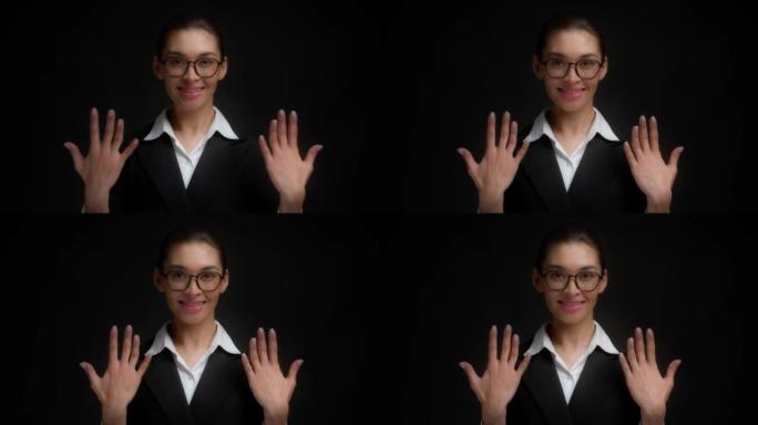 戴眼镜的亚洲女人微笑着用右手露出十个手指。