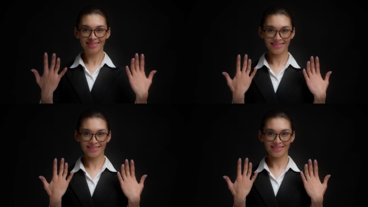 戴眼镜的亚洲女人微笑着用右手露出十个手指。