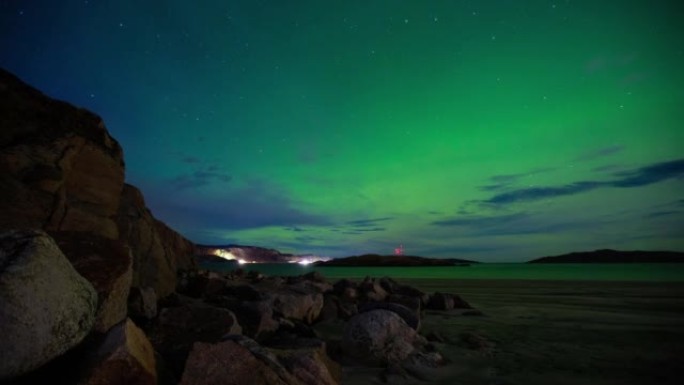 北极的北方之光。北极光闪烁着绿色的天空。俄罗斯科拉半岛的Teriberka镇