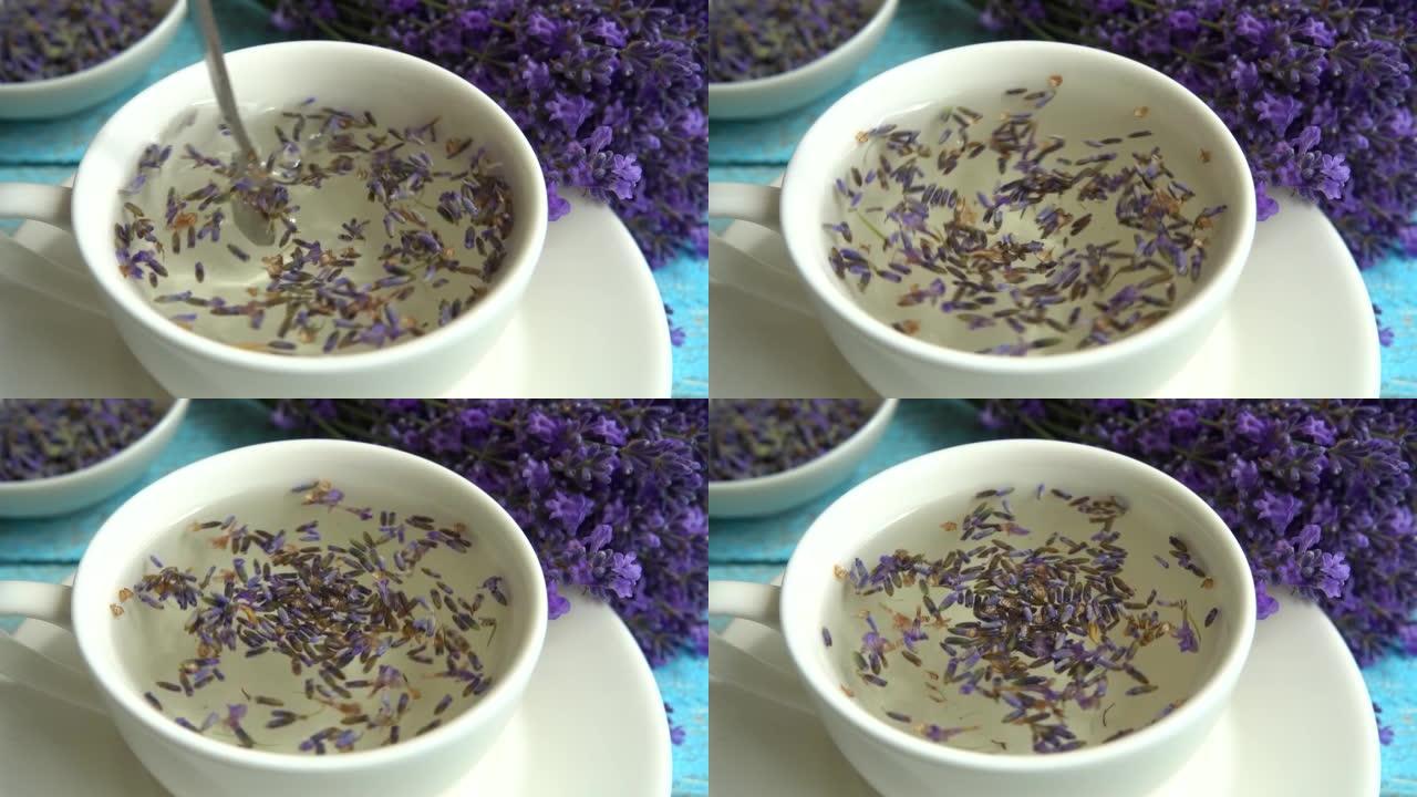 复古木制背景上的淡紫色鲜花茶。茶是在杯子里用热水冲泡的。慢动作。